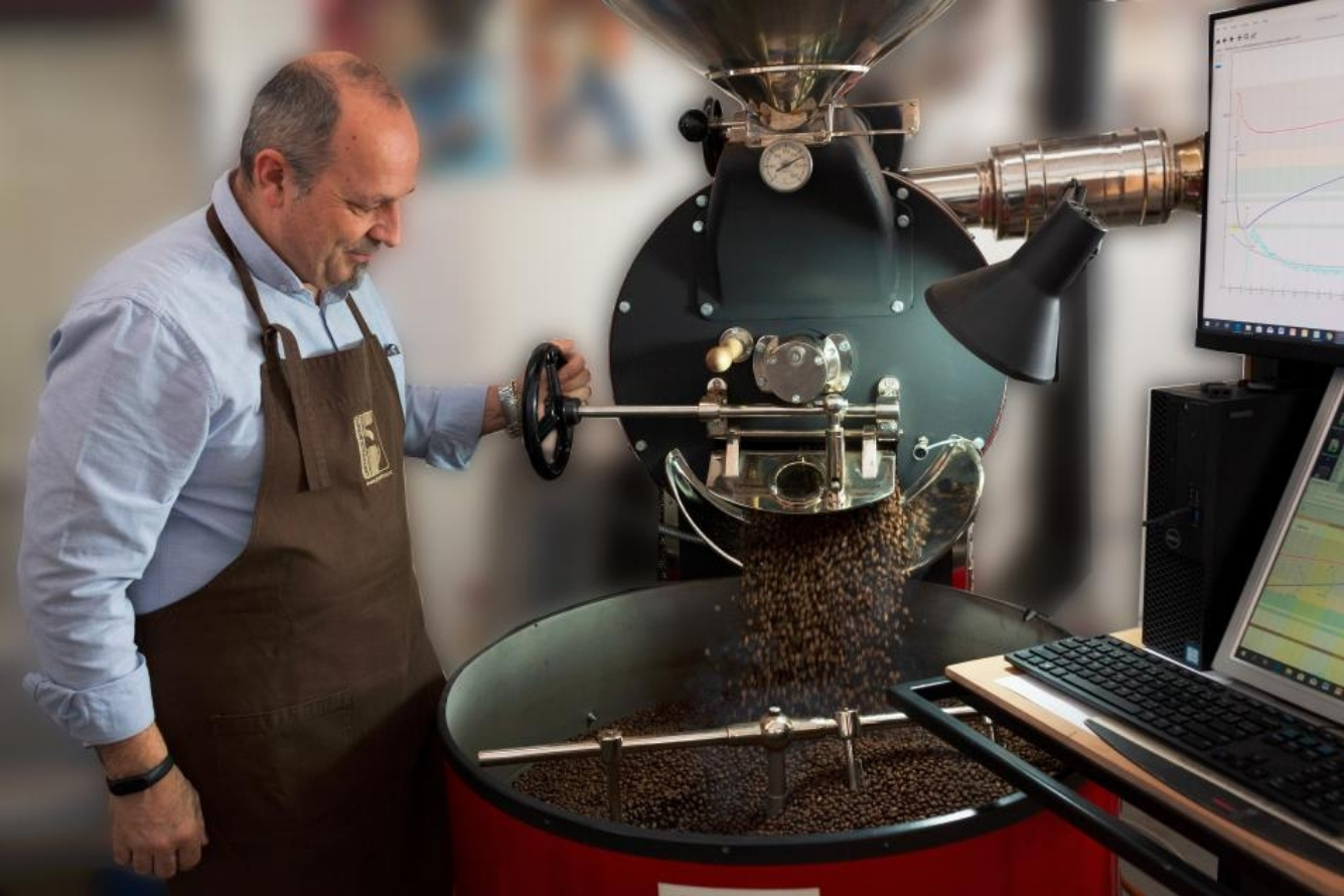 Roberto Trevisan praží kávu Mountain Gorilla Coffee