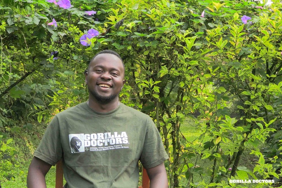 Dr. Nelson Bukamba na terénní stanici Gorilla Doctors v Buhomě v Ugandě. © Gorilla Doctors